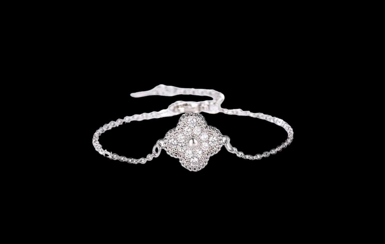 “Eleganz Trio: Halskette, Armband und Ohrringe im Set”