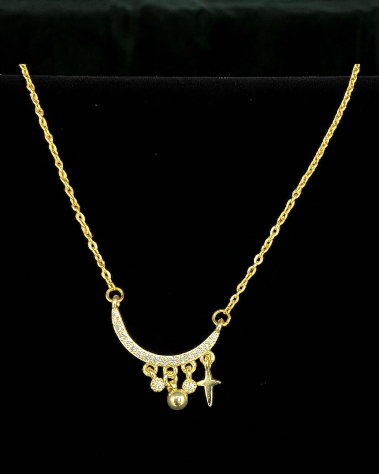 18K vergoldete Halskette mit Halbmond und Stern – eleganter Damen Schmuck mit Anhängern